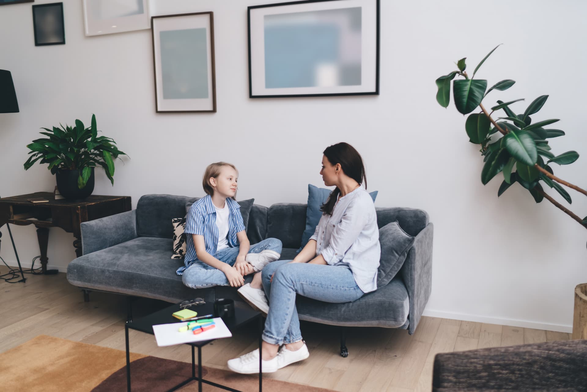 child talking to therapist
